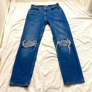 Like New- Levi's Low Pro Straight 90’s Mid-Rise Distressed Women's Jeans.